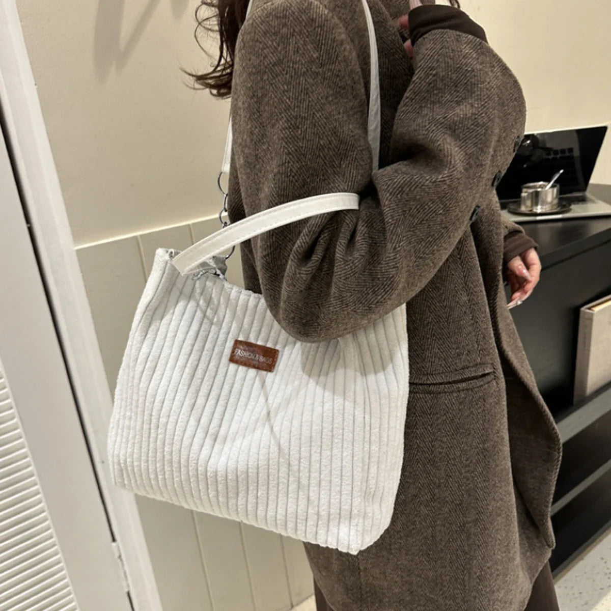 Simple Solid Color Velvet Bag | High Texture Chain Shoulder & Underarm Messenger Bag (Unisex Fashion Handbag for All Seasons)